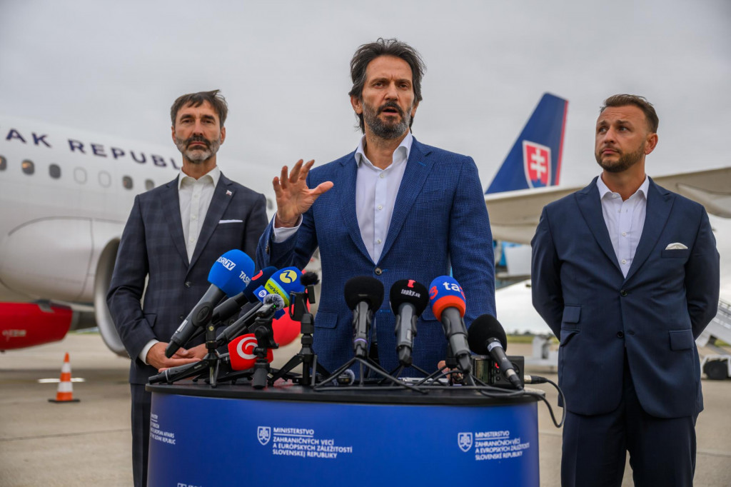 Vládny špeciál priviezol prvých evakuovaných občanov SR spolu s občanmi z ďalších krajín z krízovej oblasti Blízkeho východu. Lietadlo priletelo z jordánskej metropoly Ammán. Podľa ministra vnútra SR Matúša Šutuja Eštoka malo byť na palube 91 ľudí. FOTO TASR