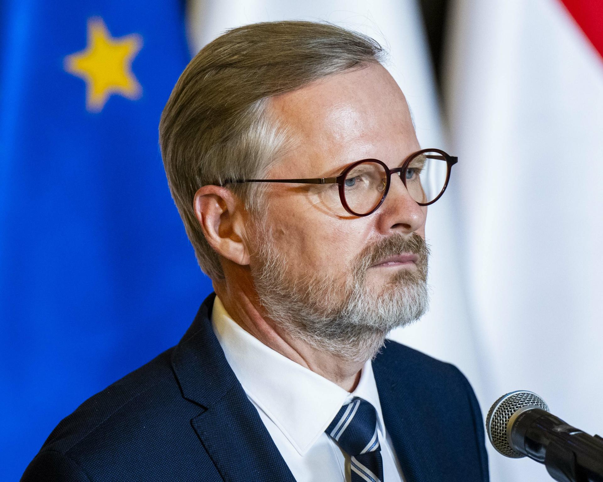 Opozícia chce hlasovaním o nedôvere zakryť vlastné problémy, vyhlásil Fiala
