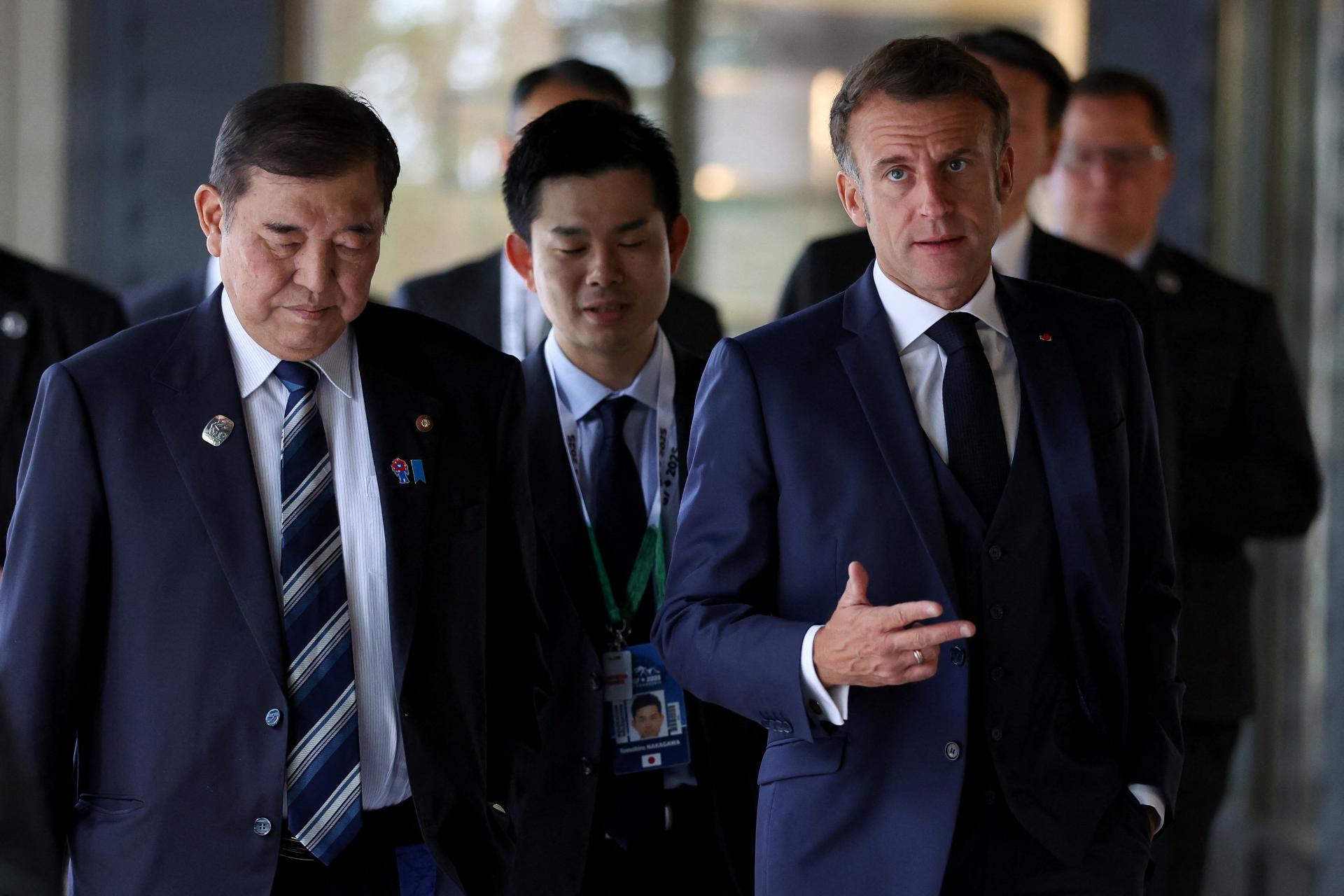 Macron varoval, že snahy zmeniť režim v Iráne by spôsobili chaos. Vyzval na prímerie