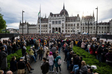 Pôvodnou témou protestov bolo obmedzenie práva zhromažďovať sa a zákon umožňujúci zákaz budapeštianskeho pochodu Pride. FOTO: REUTERS