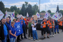 Nespokojnosť s ponúknutými kompenzáciami pre zamestnancov pri ohlásenom hromadnom prepúšťaní v dôsledku ukončenia výroby v martinskom závode Ecco Slovakia vyjadrili 27. mája na protestnom zhromaždení členovia Základnej organizácie Integrovaného odborového zväzu. FOTO: TASR/Radoslav Varga