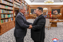 Severokórejský vodca Kim Čong-un si podáva ruku s ruským tajomníkom Bezpečnostnej rady Sergejom Šojguom (4. júna 2025). FOTO: Reuters/KCNA