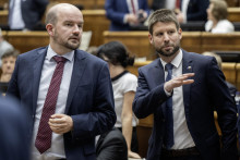 Opoziční poslanci sprava Michal Šimečka a Martin Dubéci (obaja PS). FOTO: TASR/Martin Baumann