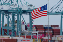 Americká vlajka veje v blízkosti prepravných kontajnerov počas vykladania lode v prístave Los Angeles v San Pedre v Kalifornii v USA 1. mája 2025. FOTO: REUTERS