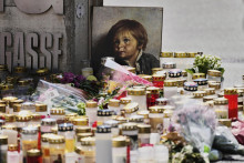 Sviečky, kvety a obrázok sú položené pri vchode do strednej školy, kde bývalý študent spustil paľbu v rakúskom Grazi. FOTO: TASR/AP