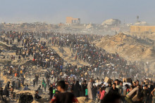 Palestínčania sa zhromažďujú, aby si prevzali pomoc v Beit Lahia v severnom Pásme Gazy. FOTO: Reuters