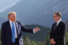 Americký prezident Donald Trump a britský premiér Keir Starmer sa zúčastňujú rodinného fotenia počas summitu G7 v Kananaskise v Alberte v Kanade 16. júna 2026. FOTO: REUTERS