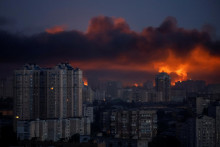 Výbuch rakety počas ruského raketového útoku na Kyjev. FOTO: Reuters