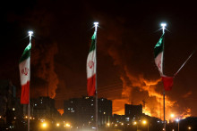 Oheň a dym stúpajú po izraelskom útoku na ropný sklad Sharan v Teheráne. FOTO: Reuters/WANA