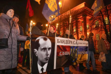 Portrét Stepana Banderu na pochode ukrajinských nacionalistov v Kyjeve. FOTO: AP