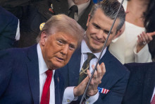 Americký minister obrany Pete Hegseth a prezident Donald Trump. FOTO: REUTERS