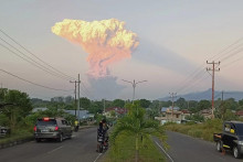 Sopka Lewotobi Laki-Laki v Indonézii po erupcii vychrlila sopečný popol.  FOTO: TASR/AP