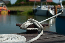 Námornícke lano istiace loď na vode. FOTO: Pixabay