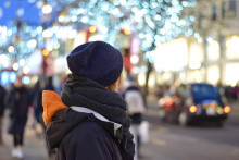 Žena v meste otočená chrbtom k fotoaparátu. FOTO: Pixabay