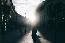 Ulica v Londýne a svietiace slnko. FOTO: Pixabay