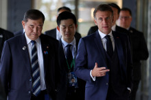 Francúzsky prezident Emmanuel Macron a japonský premiér Shigeru Ishiba na summite G7. FOTO: REUTERS