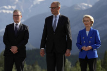 Nemecký kancelár Friedrich Merz, predsedníčka Európskej komisie Ursula von der Leyenová a britský premiér Keir Starmer. FOTO: TASR/AP