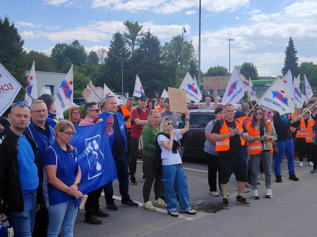 Nespokojnosť s ponúknutými kompenzáciami pre zamestnancov pri ohlásenom hromadnom prepúšťaní v dôsledku ukončenia výroby v martinskom závode Ecco Slovakia vyjadrili 27. mája na protestnom zhromaždení členovia Základnej organizácie Integrovaného odborového zväzu. FOTO: TASR/Radoslav Varga