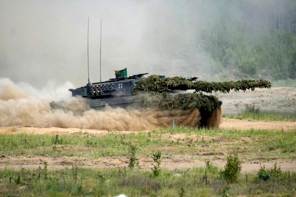 Tank Leopard 2 nemeckej armády sa zúčastňuje vojenského cvičenia v Pabrade v Litve 29. mája 2024. FOTO: REUTERS