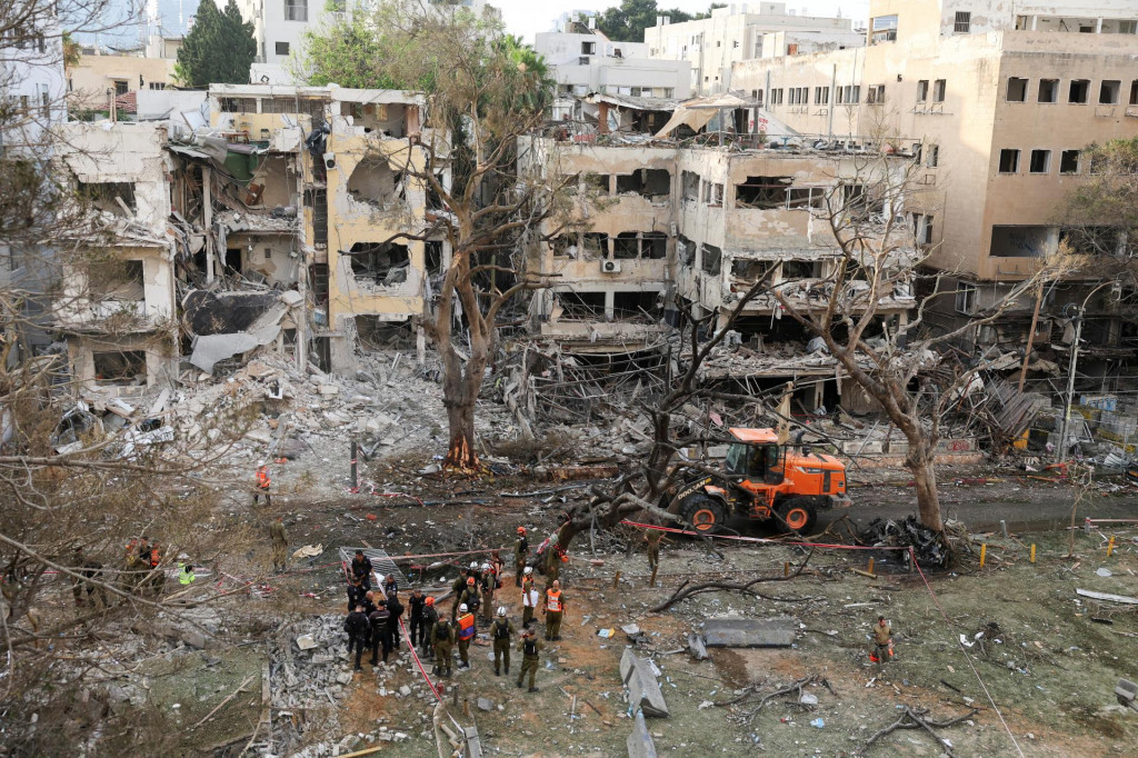 Ničivé rakety, ktorými Irán zasahuje obytné štvrte, Izraelčanov nútia byť blízko krytov. FOTO: Reuters