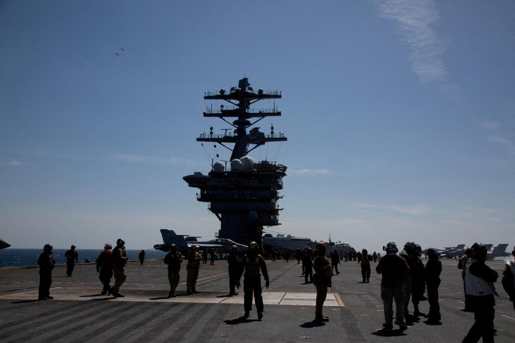 Posádka na palube lietadlovej lode USS Nimitz. FOTO: Reuters