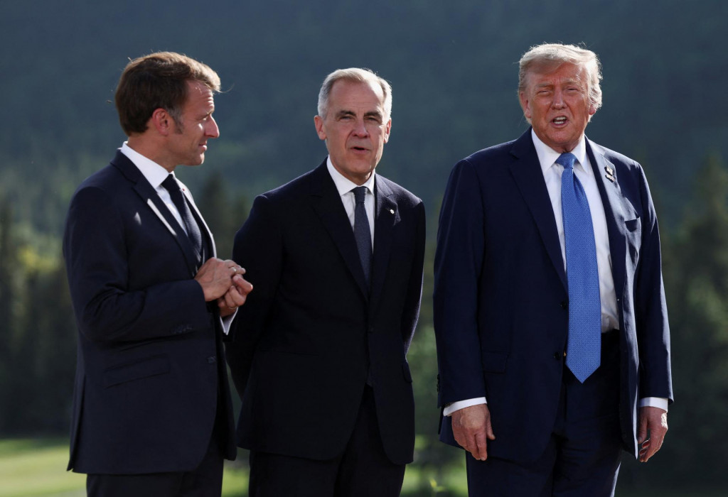 Americký prezident Donald Trump, francúzsky prezident Emmanuel Macron a kanadský premiér Mark Carney na samite G7 v Kananaskise. FOTO: Reuters