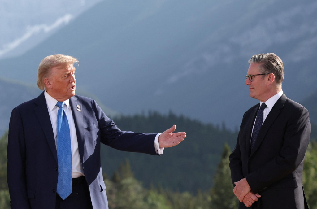Americký prezident Donald Trump a britský premiér Keir Starmer sa zúčastňujú rodinného fotenia počas summitu G7 v Kananaskise v Alberte v Kanade 16. júna 2026. FOTO: REUTERS