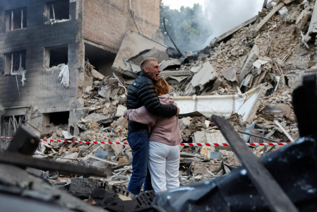 Zničený bytový dom počas ruského útoku na Kyjev. FOTO: Reuters