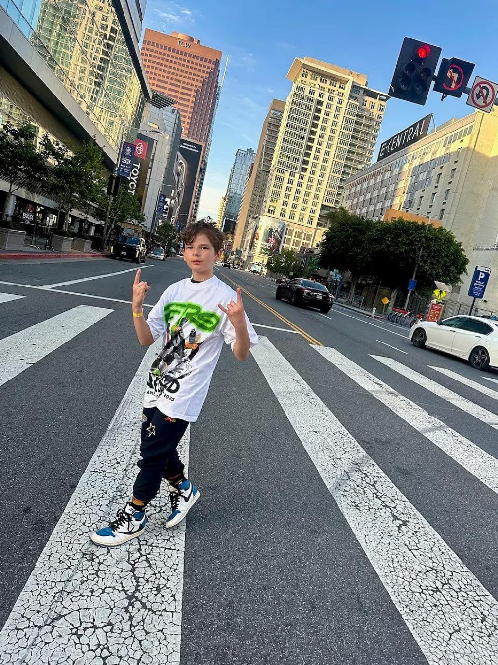 Dylan z Los Angeles už stihol obliecť Elle Fanning, Michelle Pfeiffer aj Marka Wahlberga.