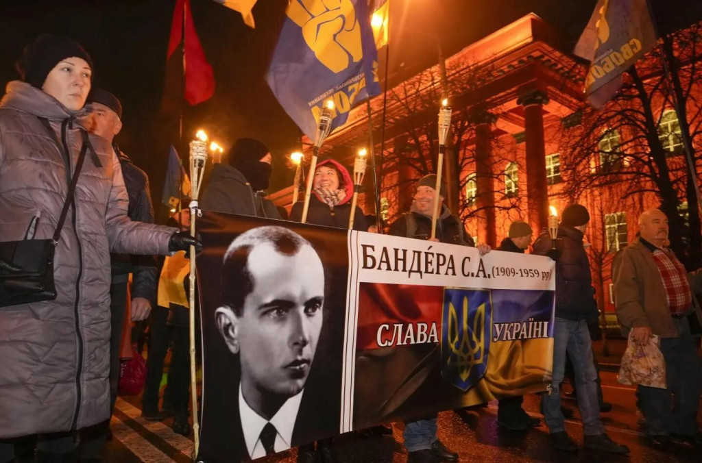 Portrét Stepana Banderu na pochode ukrajinských nacionalistov v Kyjeve. FOTO: AP