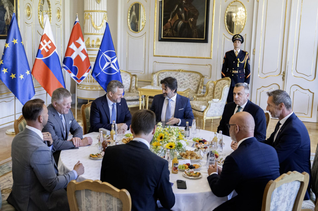 Prezident Peter Pellegrini (tret&iacute; zľava) prijal predsedov parlamentn&yacute;ch str&aacute;n za okr&uacute;hlym stolom na t&eacute;mu &rdquo;V&yacute;davky na obranu&rdquo;. FOTO: TASR/Martin Baumann