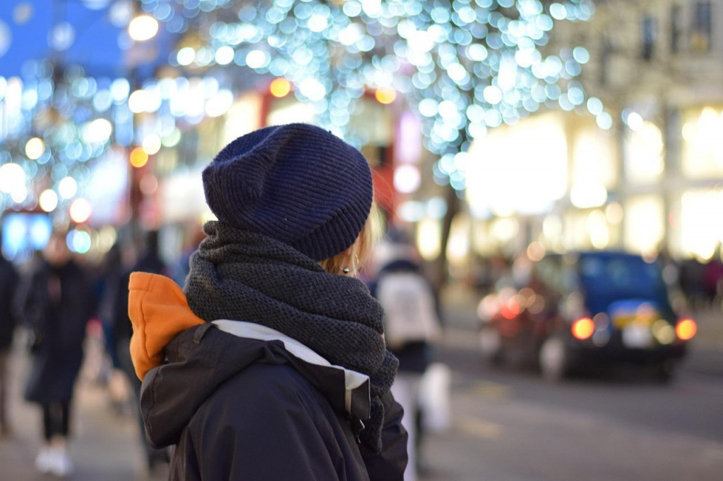 Žena v meste otočená chrbtom k fotoaparátu. FOTO: Pixabay