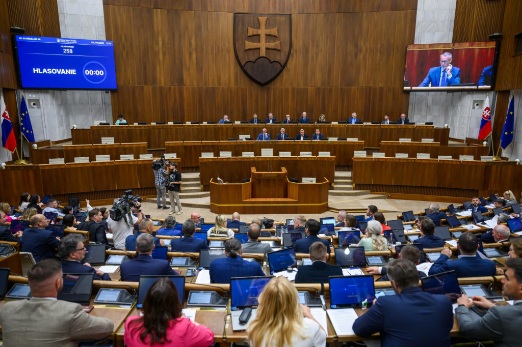 Plénum počas hlasovania počas hlasovania na 35. schôdzi NR SR v Bratislave. FOTO: TASR/Jaroslav Novák