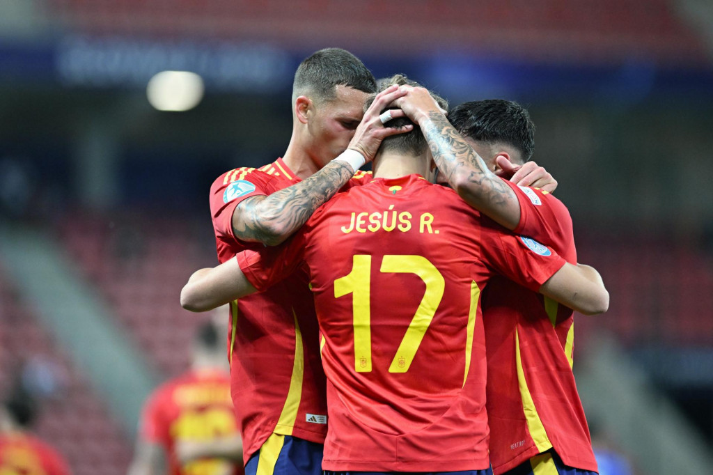 Radosť hráčov Španielska po strelení gólu počas zápasu základnej A-skupiny Španielsko - Taliansko na majstrovstvách Európy hráčov do 21 rokov v Trnave. FOTO: TASR/Lukáš Grinaj