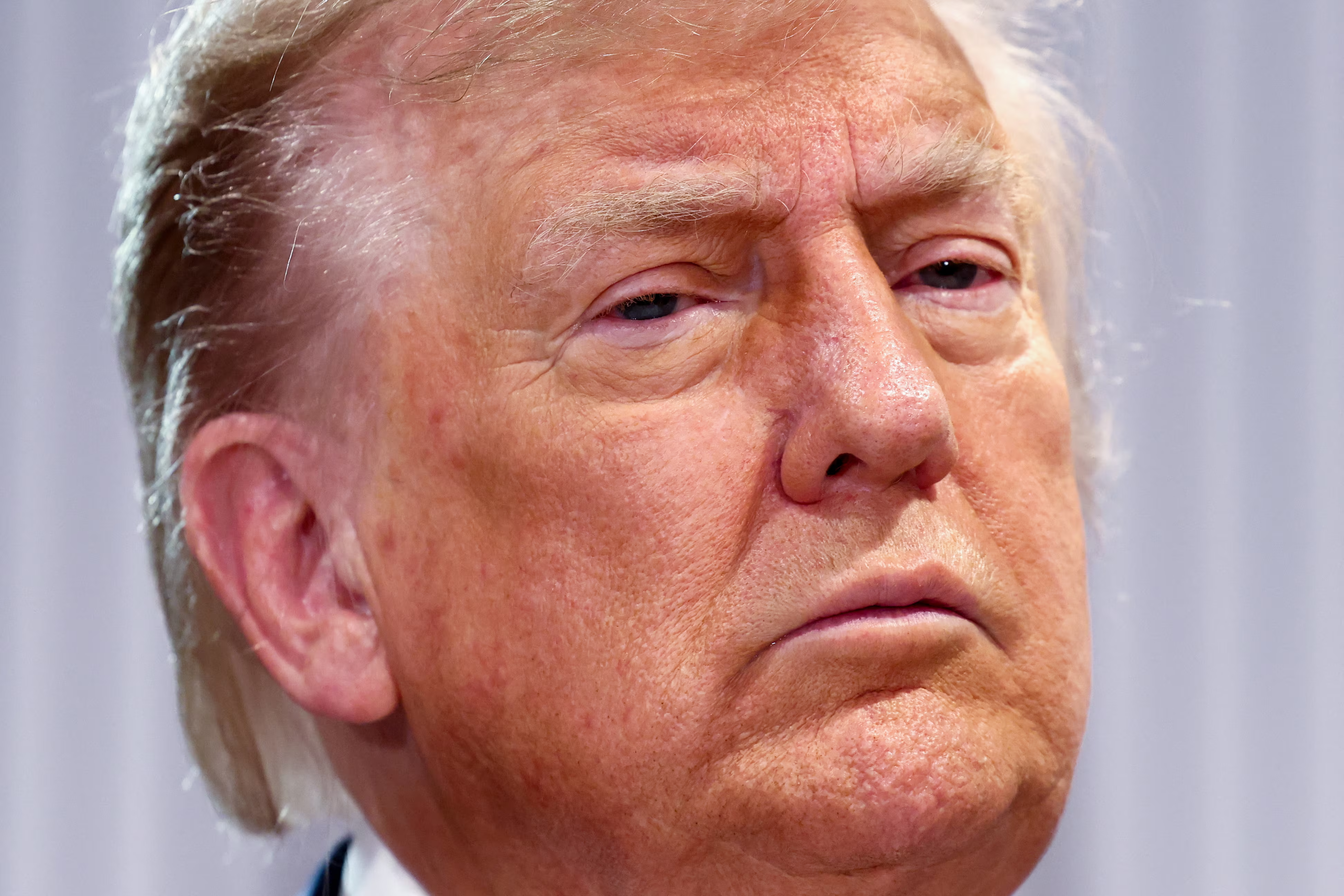 Nebezpečná hra. Trumpova hospodárska agenda odrádza investorov, dolár už klesol o desatinu, píše Bloomberg