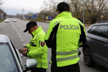 Za porušenie pravidiel bude hroziť okamžité odobratie vodičského preukazu na tri až dvanásť mesiacov. FOTO: Facebook/Polícia Slovenskej republiky