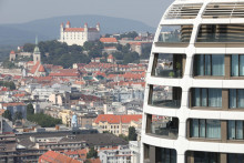 Pomocou novinky môžu získať lacnú elektriny aj ľudia v bytoch.

FOTO: HN/ Peter Mayer