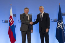 Premiér Robert Fico si už členstvo v NATO necení ako v časoch, keď bol generálnym tajomníkom Jens Stoltenberg. FOTO: NATO