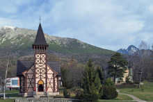Rekonštrukcia veže ikonického kostolíka Nepoškvrneného počatia Panny Márie z 19. storočia v Starom Smokovci, ktorý je postavený vo vysokohorskom alpskom štýle. FOTO: Poklady Slovenska