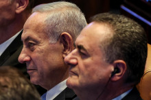 Izraelský premiér Benjamin Netanjahu a šéf izraelskej diplomacie Jisrael Kac. FOTO: REUTERS