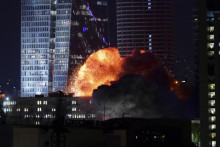 Explózia počas raketového útoku v Tel Avive. FOTO TASR/AP