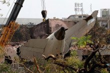 Žeriav odstraňuje trosky lietadla Boeing 787-8 Dreamliner spoločnosti Air India, ktoré havarovalo počas vzletu z letiska v Ahmadábáde v Indii 14. júna 2025. FOTO: REUTERS