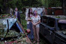 Obyvatelia sa pozeraj&uacute; na svoj po&scaron;koden&yacute; bytov&yacute; dom, ktor&yacute; hor&iacute; po &uacute;toku rusk&eacute;ho dronu uprostred rusk&eacute;ho &uacute;toku na Ukrajinu v Kyjeve na Ukrajine 17. j&uacute;na 2025. FOTO: REUTERS