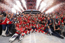 Florida Panthers pózujú na fotografii so Stanleyho pohárom po víťazstve v šiestom zápase finále Stanleyho pohára 2025 proti Edmonton Oilers v Amerant Bank Arene.FOTO: Sam Navarro