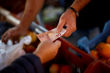 A shopper pays with a ten Euro bank note at a local market in Nantes, France, September 17, 2024. REUTERS/Stephane Mahe/File Photo FOTO: REUTERS