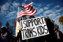 Ľudia držia transparenty, zatiaľ čo Najvyšší súd USA prerokúva odvolanie administratívy amerického prezidenta Joea Bidena proti rozhodnutiu nižšieho súdu, ktorým sa potvrdil zákaz zdravotnej starostlivosti o transrodové maloleté osoby v Tennessee. FOTO: Reuters
