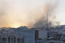 Dym stúpa po útoku izraelskej armády na iránsku metropolu Teherán. FOTO: TASR/AP