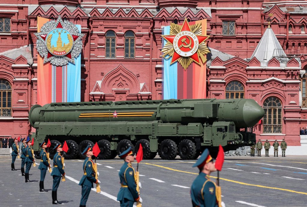 Ruský medzikontinentálny balistický raketový systém Jars prechádza po Červenom námestí počas vojenskej prehliadky na Deň víťazstva v centre Moskvy. FOTO: REUTERS