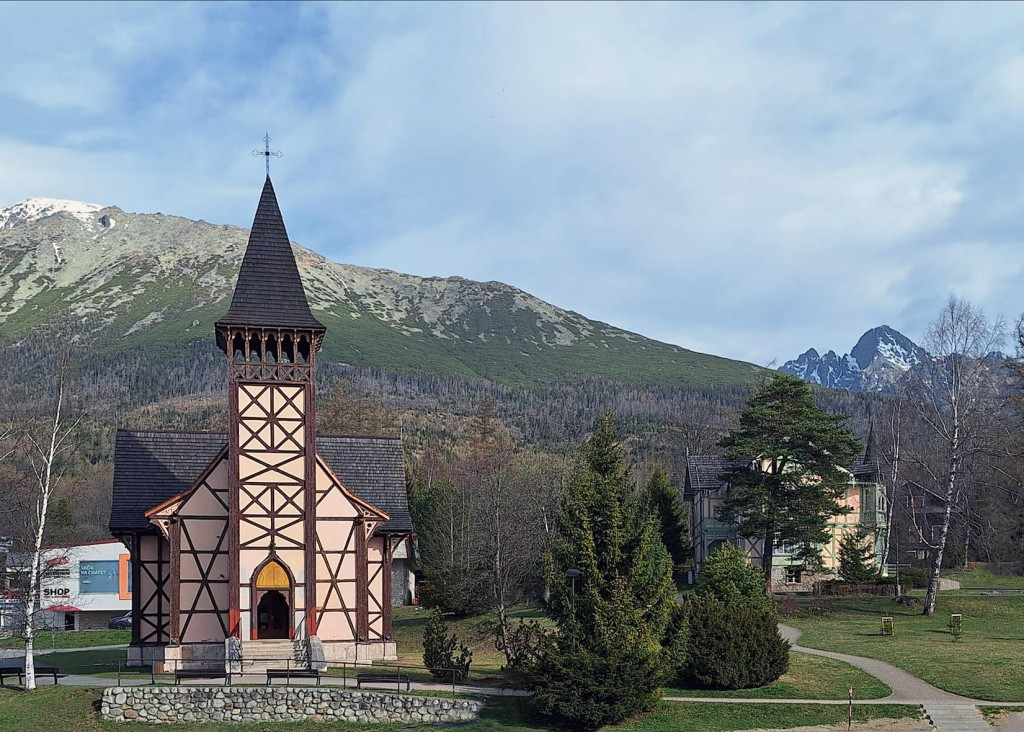 Rekonštrukcia veže ikonického kostolíka Nepoškvrneného počatia Panny Márie z 19. storočia v Starom Smokovci, ktorý je postavený vo vysokohorskom alpskom štýle. FOTO: Poklady Slovenska