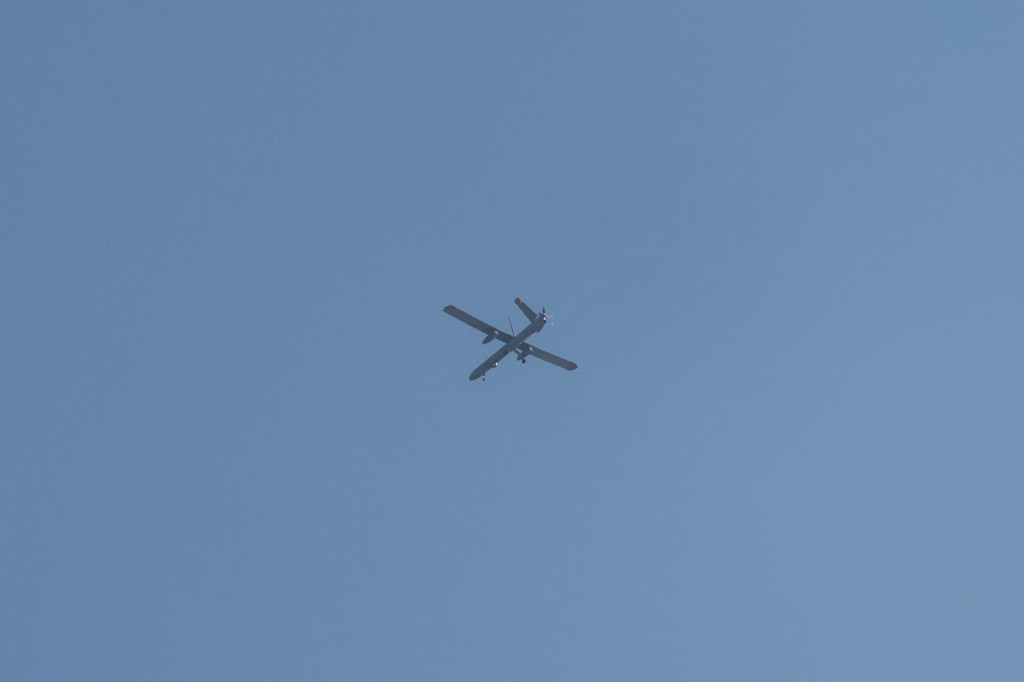 Izraelský dron letí počas izraelského náletu v Nábuluse, na izraelskom okupovanom Západnom brehu Jordánu, 10. júna 2025. FOTO: REUTERS